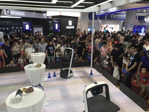 普渡智能送餐機器人吸引數(shù)萬觀眾造訪