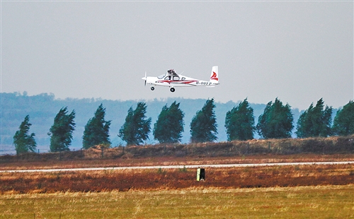 國內(nèi)首架四座電動(dòng)飛機(jī)首飛成功