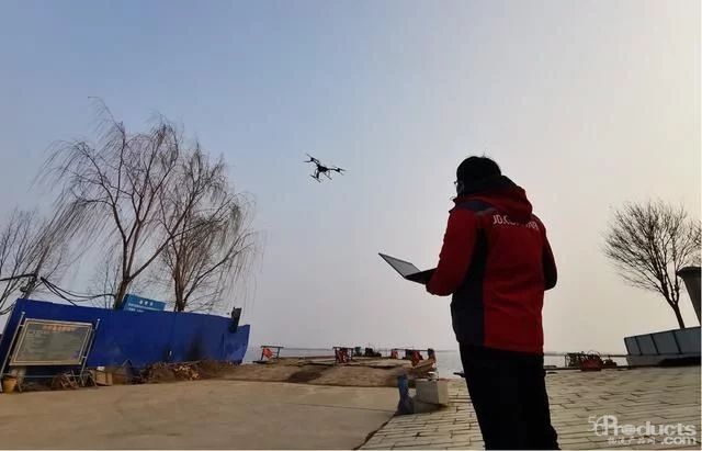 戰(zhàn)疫！白洋淀封村封路送貨難 物流無人機搭“天梯”