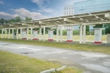 這座充電站可供50輛大型電動(dòng)物流車同時(shí)充電，是武漢首個(gè)