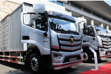 吹響沖刺千萬(wàn)臺(tái)集結(jié)號(hào)   福田汽車第9980666輛&歐航第20000臺(tái)超級(jí)中卡閃耀下線