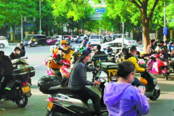外賣(mài)車飛馳、自行車亂停、快遞車堵路……人行道暢行為啥這么難？