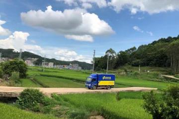 快遞進(jìn)村 農(nóng)貨出山