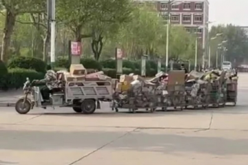 高?？爝f員自制“小火車”拉快遞