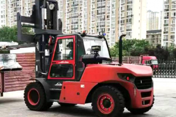重載表率 | 林德8噸至10噸液力變矩內(nèi)燃平衡重叉車升級來襲
