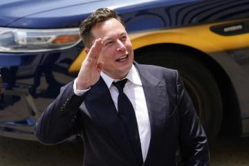 馬斯克深夜到訪特斯拉上海超級工廠，消息稱Model 3改款車型將亮相