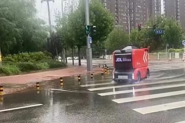 強(qiáng)降雨下高效履約！京東物流智能快遞車技術(shù)和運(yùn)營(yíng)雙升級(jí)