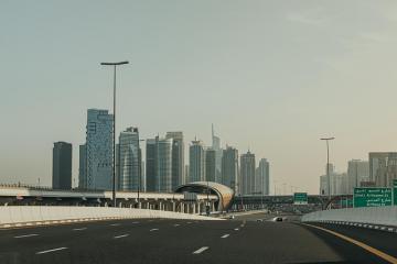 加快培育新型物流服務(wù)集成商，健全國(guó)際物流供應(yīng)鏈體系，大力推動(dòng)農(nóng)村客貨郵融合發(fā)展