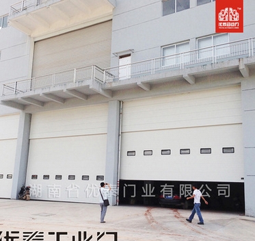 優(yōu)泰工業(yè)門廠家 直供工業(yè)提升門 電動提升門 垂直提升門