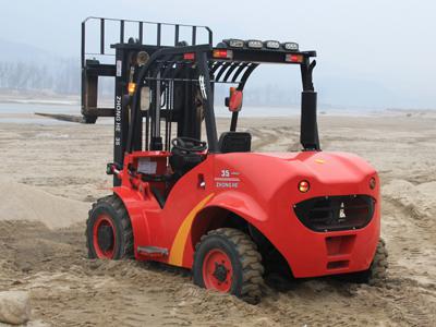 工地泥地四驅(qū)叉車廠家