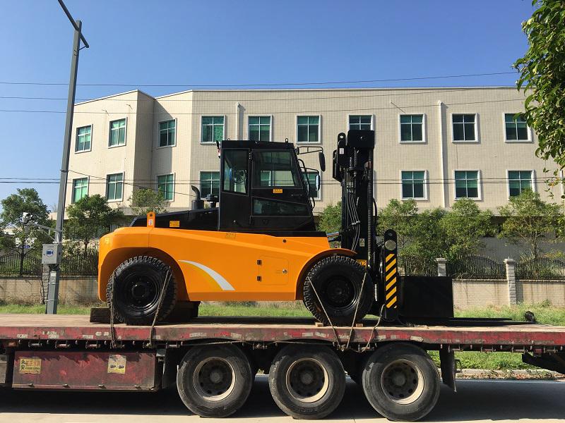 設(shè)備搬運13.5噸叉車|采購出租重型13.5噸叉車價格