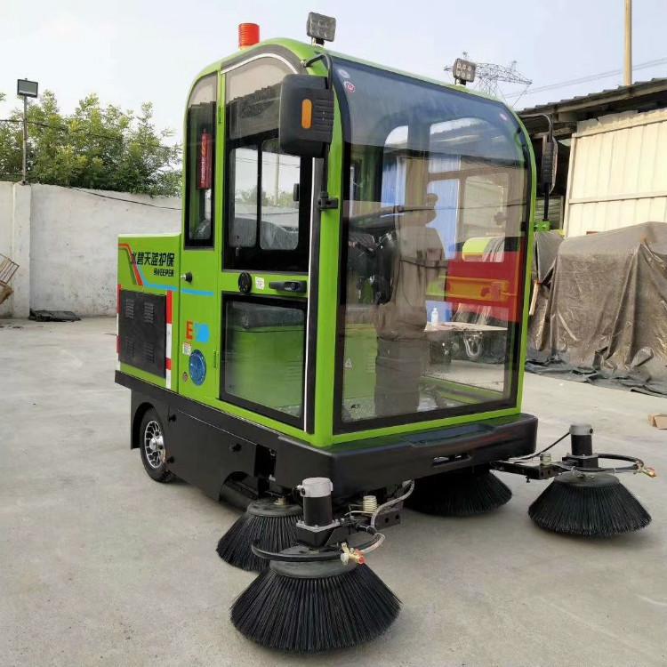   供應(yīng)景區(qū)道路電動(dòng)掃地車 電動(dòng)清洗掃地車 干濕吸塵掃路車